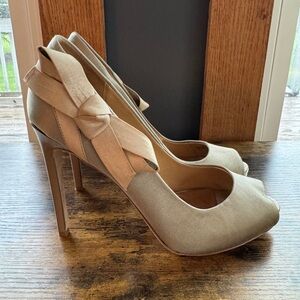Badgley Mischka Oliver Nude Bow Peep-toe Heels
Size 6.5